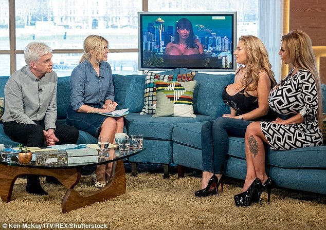 MC truyền hình sốc với vòng một của khách mời - 4
MC Holly Willoughby thừa nhận cô cảm thấy mình mất lịch sự nếu luôn nhìn xuống ngực của các cô gái dù đó là phản ứng rất tự nhiên