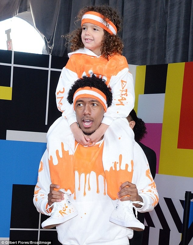 
Gần đây Mimi vẫn thi thoảng đi ăn cùng chồng cũ
