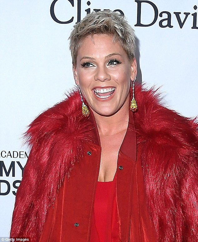 
Pink khiến fans rất buồn khi thông báo hoãn buổi diễn tại Montreal, Canada vì lý do sức khỏe. Ca sỹ người Mỹ nói cô bị ốm, cảm cúm và không đủ sức biểu diễn, Pink mong sớm gặp fans trong dịp gần nhất.
