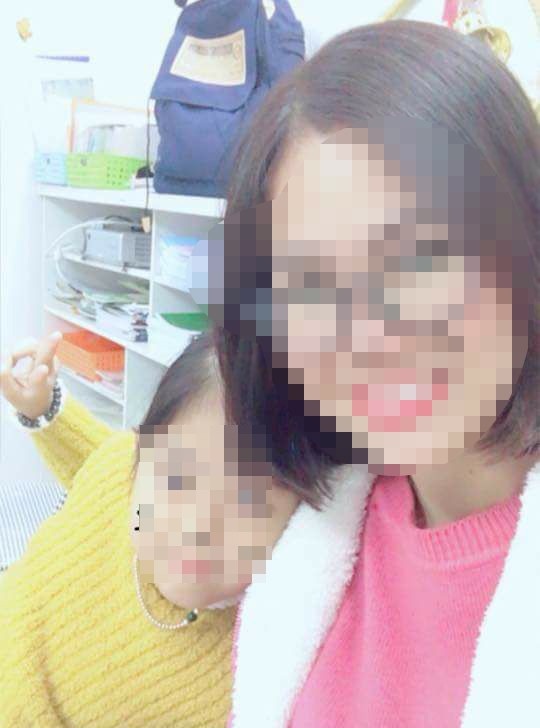 Hà Nội: Người vợ trẻ nghi bị chồng "cũ" tạt axit trước mặt con gái 8 tuổi - 1
Chị Huyền chụp ảnh cùng con gái 8 tuổi, trước khi xảy ra sự việc.