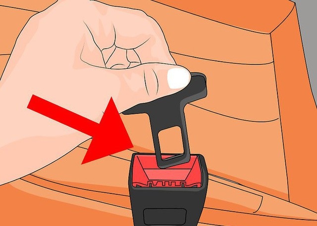 Ngồi hàng ghế sau ôtô không cài dây bảo hiểm sẽ nguy hiểm như thế nào? - 1
Có nhiều người, thay vì việc cố gắng làm quen với việc thắt dây an toàn thì lại làm một điều hoàn toàn sai; đó là sắm những thiết bị để tắt đi lời cảnh báo nhắc nhở cài dây an toàn.