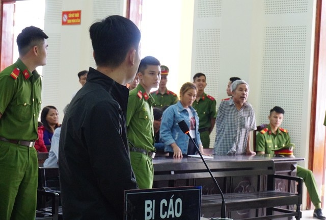 Nạp đạn "mừng" Giao thừa, bắn chết người vì… quên tháo đạn - 2 Cuộc thương lượng bồi thường giữa bị cáo và đại diện hợp pháp của bị hại diễn ra khá căng thẳng cho đến khi thống nhất được số tiền 300 triệu đồng. Từ chỗ kháng cáo đề nghị tăng hình phạt lên chung thân, vợ bị hại xin giảm án cho bị cáo Ngọc xuống còn 5 năm tù