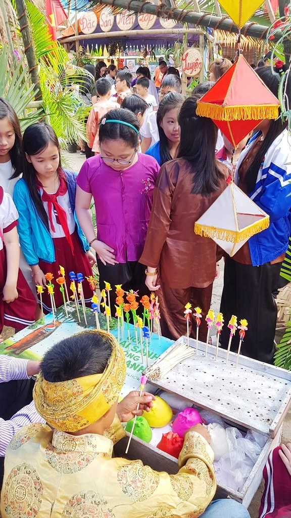 Học sinh cấp 1 thích thú trong phiên chợ quê cố đô Huế - 10 Tò he được học sinh quan tâm