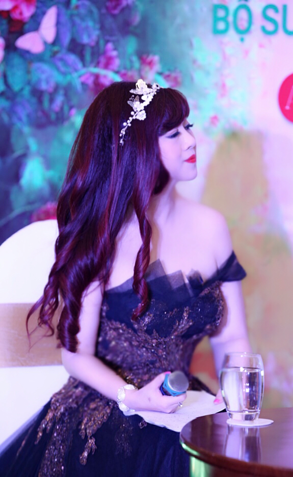 Korloff ra mắt bộ sưu tập 2018 - Vườn thượng uyển Luxembourg - 3
Bà Selena Thanh Thủy chia sẻ với khách mời về kim cương và những giá trị của kim cương tự nhiên đối với đời sống, nghệ thuật, văn hóa và đầu tư.