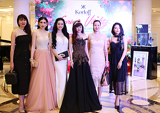 Korloff ra mắt bộ sưu tập 2018 - Vườn thượng uyển Luxembourg - 6
Các khách mời tham dự từ trái qua phải: Hoa hậu Noel Nguyễn Phương Lành, Hoa Hậu Nhân Ái 2017 Nguyễn My, Bà My Vân - Chủ thương hiệu thời trang dạ hội Mivaly, Bà Selena Thanh Thủy TGĐ Golden Sun, Bà Nguyễn Hương Lan - Nữ hoàng Khí Chất Cuộc thi Nữ hoàng nhan sắc Việt Hàn và Ms Hoài An - Giám đốc Thăng Long Event