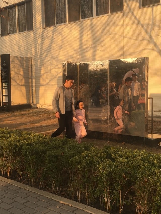 Lý Tiểu Lộ xuất hiện vui vẻ bên con gái sau nghi vấn đã ly hôn Giả Nãi Lượng - 10
Mẹ con Lý Tiểu Lộ đi cùng một người bạn khác giới. Không có bóng dáng của Giả Nãi Lượng trong chuyến đi này. Có thông tin cho hay, Nãi Lượng đang bận đóng phim.