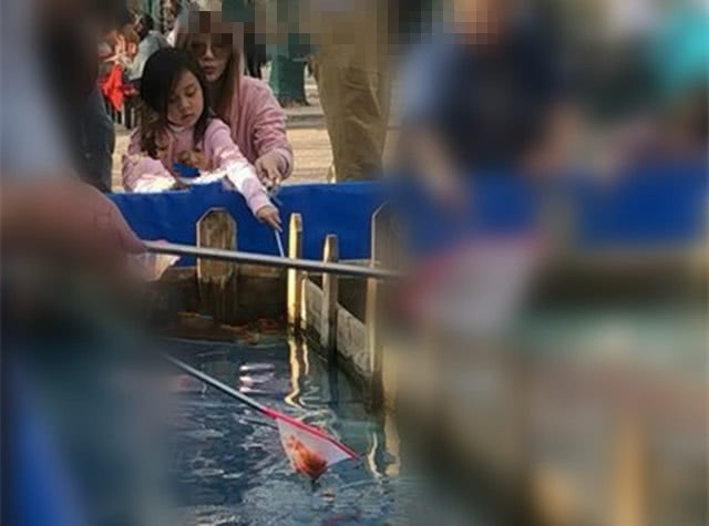 Lý Tiểu Lộ xuất hiện vui vẻ bên con gái sau nghi vấn đã ly hôn Giả Nãi Lượng - 8
Lý Tiểu Lộ đã giữ im lặng suốt thời gian qua. Đây là những hình ảnh hiếm hoi về cô suốt mấy tháng qua từ khi scandal ngoại tình bùng nổ. Nữ diễn viên nổi tiếng của Trung Quốc cũng không còn đeo nhẫn cưới trên tay.
