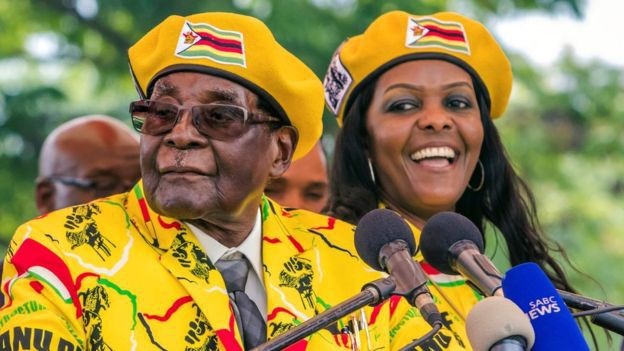 Vợ cựu Tổng thống Zimbabwe bị điều tra vì buôn lậu ngà voi - 1
Cựu Tổng thống Robert Mugabe cùng vợ, bà Grace Mugabe (Ảnh: AFP)