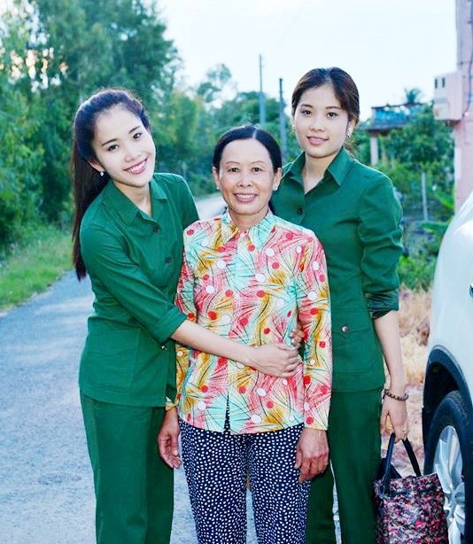 Chị gái Nam Em khóc rất nhiều vì chuyện gia đình - 4 Nam Anh (phải) chụp ảnh cùng mẹ (giữa) và em gái sinh đôi Nam Em (trái).