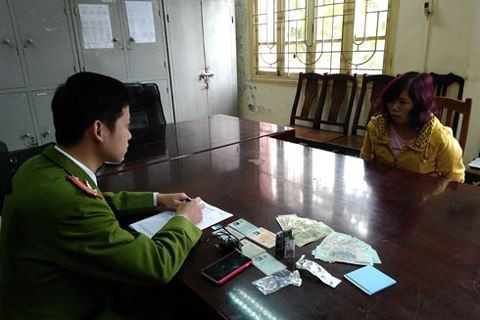 Lật mặt nữ quái bẫy trai lạ trên mạng rồi chuốc thuốc mê - 1 Lật mặt nữ quái bẫy trai lạ trên mạng rồi chuốc thuốc mê - 1