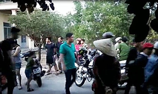 Bắt sòng xóc đĩa trong rừng tràm, người đàn ông bỏ chạy rồi gục chết - 1 Rất đông người dân xem công an triệt phá sòng xóc đĩa - Ảnh: L.L