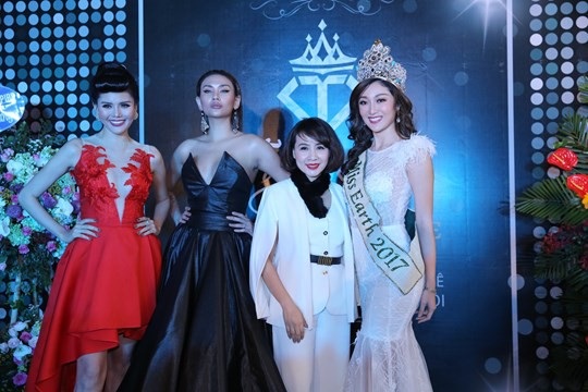 NTK Tuyết Lê: Làn gió mới khuynh đảo làng thời trang Việt - 1
NTK Tuyết Lê bên Hoa hậu Trái đất 2017 Karen Santos Ibasco, siêu mẫu Hoàng Yến, á hậu Kim Nguyên