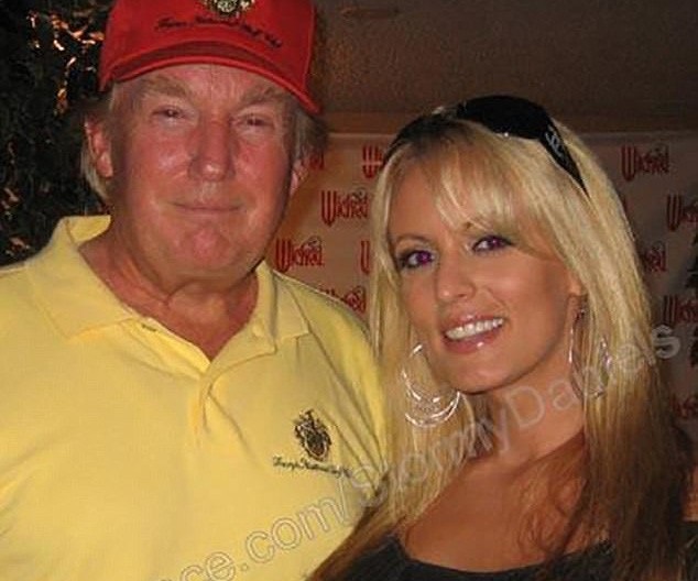 Giấc mộng chính trị của sao phim khiêu dâm trong lùm xùm tình ái với Trump - 3 Cô Clifford chụp hình với Tổng thống Mỹ Donald Trump năm 2006. (Ảnh: Stormy Daniels / My Space)