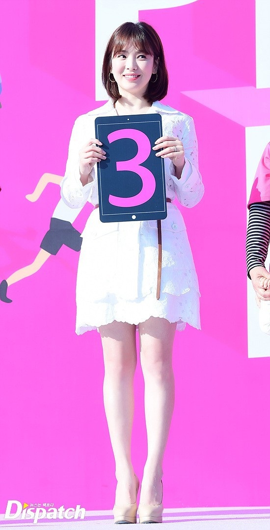 Song Hye Kyo lộ bắp chân to khi diện váy siêu ngắn