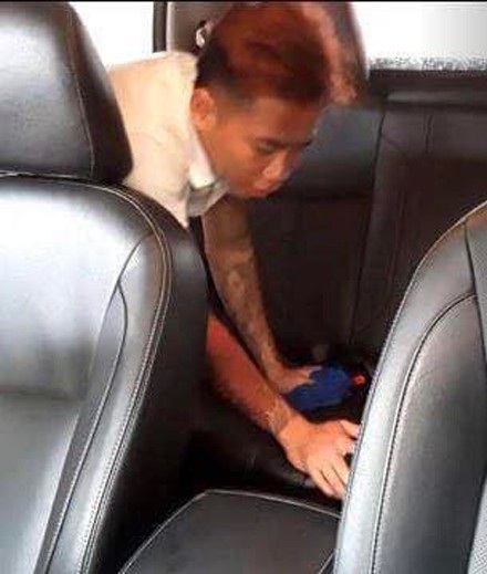 Phóng viên thâm nhập vào gara rửa xe ô tô chuyên cạy cốp xe trộm tiền của khách - 2 Một đối tượng xăm xổ đày mình cũng đang lục đồ xe ô tô của khách.
