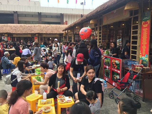 Ngày hội ẩm thực Việt - Nhật thu hút khách tham quan - 1 Không gian ẩm thực Việt Nam- Nhật Bản là dịp để tuyên truyền, giới thiệu, quảng bá hình ảnh, nét đẹp của ẩm thực, văn hóa, đất nước và con người Nhật Bản đến với người dân Việt Nam và ngược lại.
