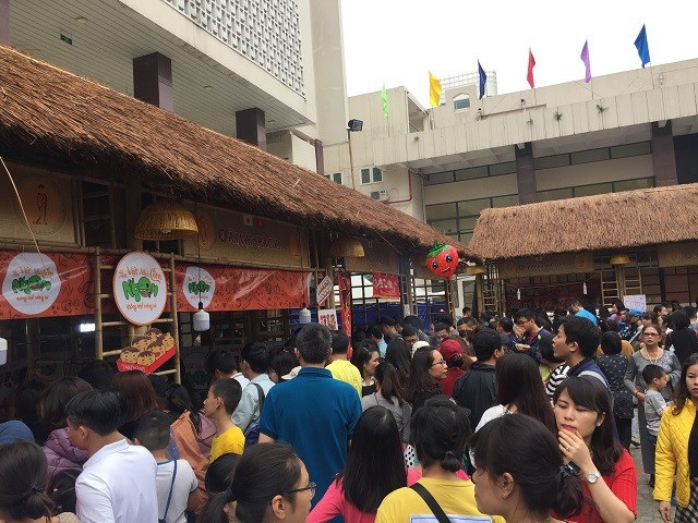 Ngày hội ẩm thực Việt - Nhật thu hút khách tham quan - 3 Các quầy đồ ăn Nhật Bản thu hút rất nhiều bạn trẻ