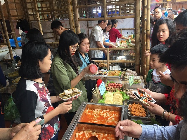 Ngày hội ẩm thực Việt - Nhật thu hút khách tham quan - 4 Các gian hàng tại đây được thiết kế khá cao, thoáng đãng với chất liệu tre, lứa, lá guộc độc đáo.