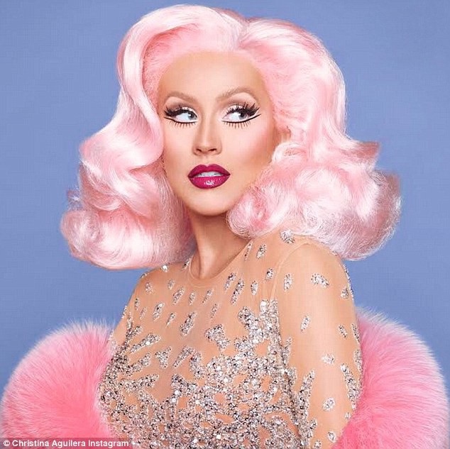 
Christina Aguilera vốn quen thuộc với khán giả bởi gương mặt trang điểm kỹ càng
