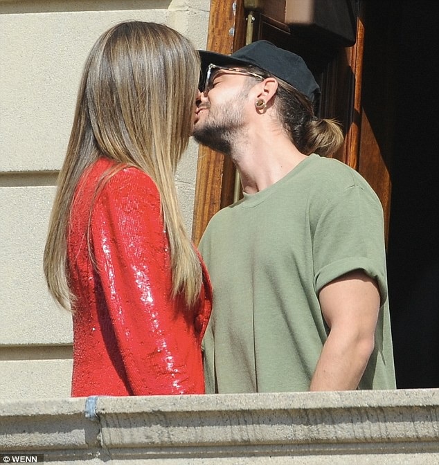 Heidi Klum có bồ trẻ kém 16 tuổi - 3
Siêu mẫu 44 tuổi và bạntrai 28 tuổi hôn nhau say đắm trong giờ nghỉ giải lao của Heidi