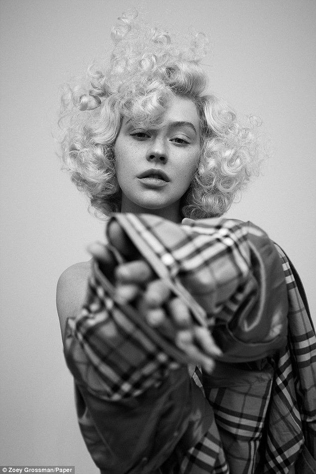 
Ca sỹ 38 tuổi thì nói, là một nghệ sỹ,hiển nhiên cô thường phải trang điểm
