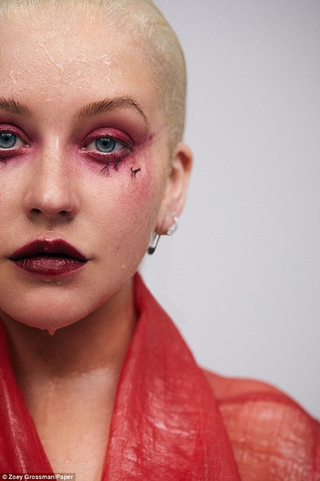 
Tuy nhiên cũng có những thời điểm cô muốn trút bỏ vẻ ngoài để cảm nhận sự tự nhiên của mình
