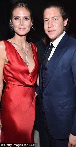 Heidi Klum có bồ trẻ kém 16 tuổi - 8
Gần đây siêu mẫu cao 1,75m có mối quan hệ tình cảm với trai trẻ Vito Schnabel, 31 tuổi nhưng cặp đôi đã chia tay sau khi Vito vướng tin đồn ăn chả.