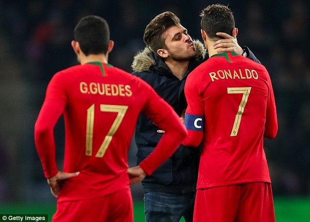 Cổ động viên quá khích lao xuống sân ôm hôn C.Ronaldo - 1 Fan cuồng cố vít đầu C.Ronaldo để hôn