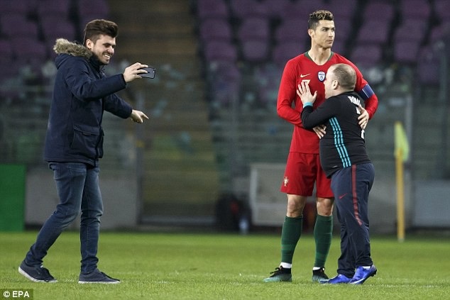 Cổ động viên quá khích lao xuống sân ôm hôn C.Ronaldo - 4 Hai CĐV tự biên tự diễn trong khi CR7 không mấy để tâm