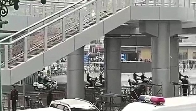 Chuyến tàu đặc biệt nghi chở ông Kim Jong-un bất ngờ thăm Trung Quốc - 3
Đoàn xe cảnh sát xuất hiện gần khu vực ga tàu Bắc Kinh sau khi ga tàu tại đây bất ngờ thông báo tạm chuyển hướng các chuyến tàu sang ga khác. (Ảnh: Dailymail)