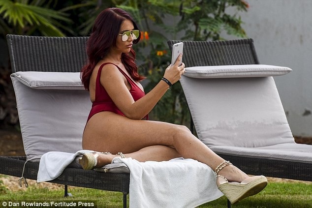 
Amy Childs tăng cân khá nhiều khi bầu bí, vì thế việc lấy lại dáng sau khi sinh - với cô không hề đơn giản
