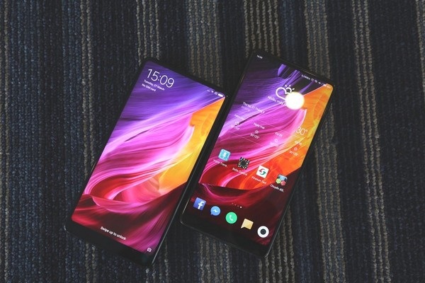 Ảnh thực tế smartphone không viền Xiaomi Mi MIX 2S mới ra mắt - 1 Thiết kế mặt trước của Mi MIX 2S và Mi MIX 2 không có sự khác biệt, cả về kích thước lẫn độ phân giải