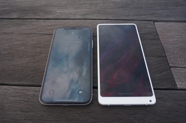 Ảnh thực tế smartphone không viền Xiaomi Mi MIX 2S mới ra mắt - 7 So sánh Mi MIX 2S (trái) với iPhone X