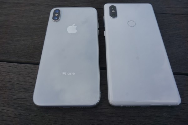 Ảnh thực tế smartphone không viền Xiaomi Mi MIX 2S mới ra mắt - 8 Mặt sau của 2 sản phẩm có những nét tương đồng