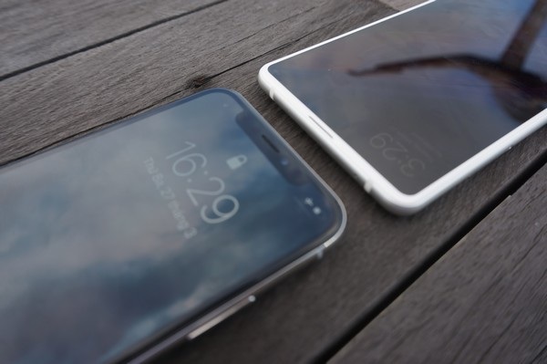 Ảnh thực tế smartphone không viền Xiaomi Mi MIX 2S mới ra mắt - 9 Dù sở hữu thiết kế không viền nhưng Mi MIX 2S không có “tai thỏ” như trên iPhone X