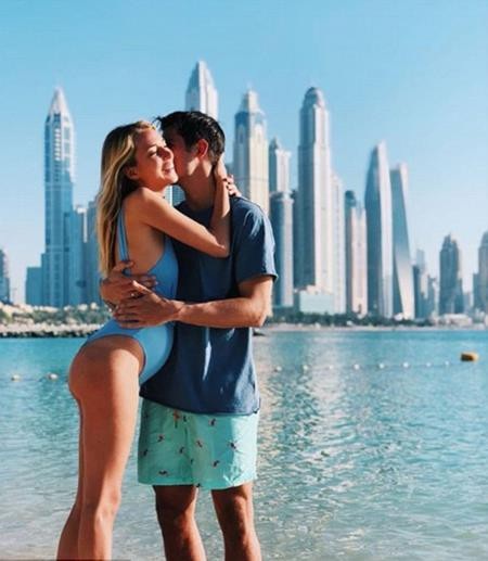 Morata cùng bà xã xinh đẹp hạnh phúc khoe bụng bầu - 1 Morata vừa tranh thủ đưa bà xã đi “du hí”