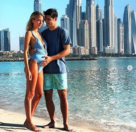 Morata cùng bà xã xinh đẹp hạnh phúc khoe bụng bầu - 2 Vợ chồng Morata đều đang say trong hạnh phúc