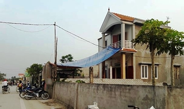 Gia đình đang tiến hành làm thủ tục mai táng cho cháu bé. Ảnh: Báo Nghệ An.