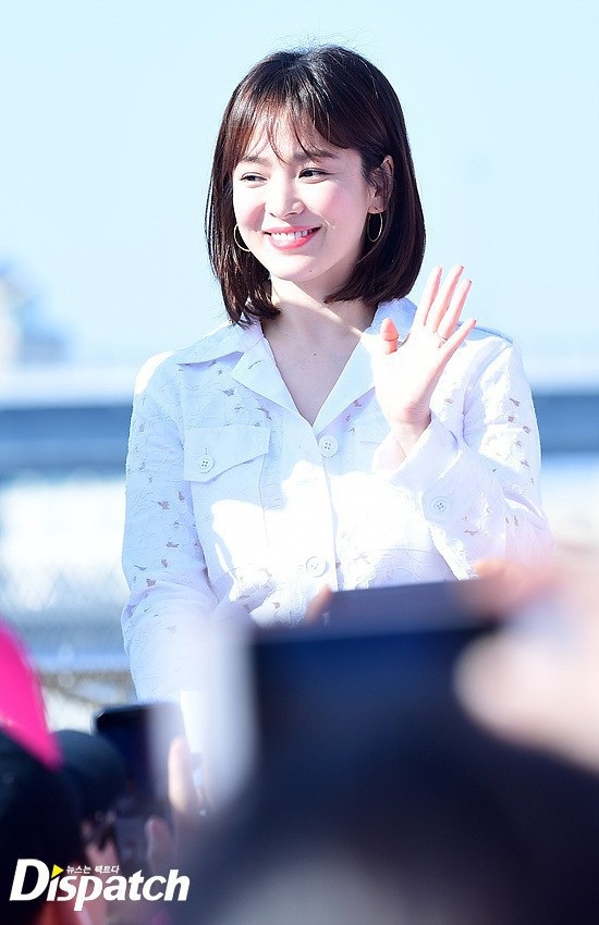 Vừa rời sự kiện, Song Hye Kyo vội vàng hò hẹn với “ông xã” - 3
Song Hye Kyo trẻ trung và năng động tại sự kiện, ngày 25/3.