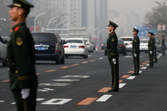 Hình ảnh chuyến thăm lịch sử của ông Kim Jong-un tới Trung Quốc - 14 Trong những ngày phái đoàn Triều Tiên tới Bắc Kinh, an ninh đã được siết chặt tại nhiều tuyến đường và một số khu vực ở thủ đô của Trung Quốc. Hàng loạt xe hộ tống và rào chắn đã được nhìn thấy tại Bắc Kinh trong khi an ninh khu vực biên giới Trung - Triều cũng được tăng cường. (Ảnh: Reuters)