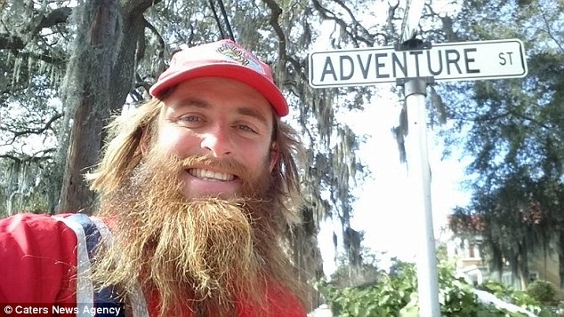 Người đàn ông chạy việt dã… 24.400 km vì một bộ phim - 5 Rob bắt đầu cuộc chạy với bộ trang phục lấy cảm hứng từ nhân vật Forrest Gump, trong quá trình thực hiện cuộc chạy, Rob cũng thực hiện những thay đổi diện mạo giống như Forrest, chẳng hạn giờ đây anh đã có một bộ râu dài.