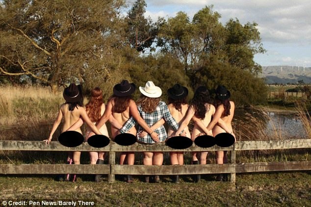 Bộ ảnh lịch khỏa thân để làm từ thiện gây sốt - 2