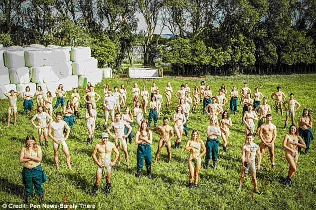 
Nhiều sinh viên tham gia thực hiện bộ ảnh chia sẻ thành thực rằng thoạt tiên họ cảm thấy ngượng ngùng nhưng rồi cân nhắc tới mục đích tốt đẹp mà tất cả cùng hướng tới, họ đã vui vẻ nỗ lực. Bộ lịch hiện đã được rao bán trên thị trường với giá 15 USD.
