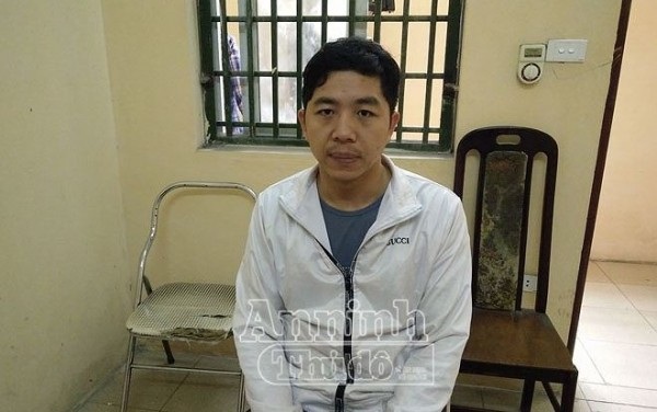 Cô giáo trẻ bị chồng "cũ" tạt axit: Nghi phạm khai do ghen tuông - 1 Đối tượng Phạm Văn Thông tại cơ quan công an (Ảnh: ANTD).