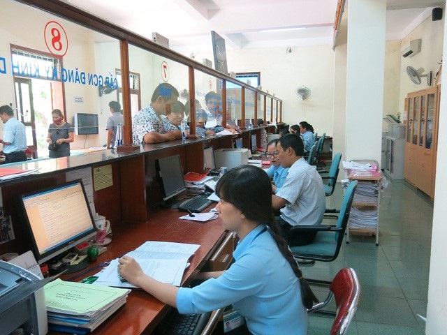 Việc giải quyết thủ tục đất đai đạt tỷ lệ hài lòng thấp - 3 Người dân đến giải quyết thủ tục tại văn phòng 1 cửa