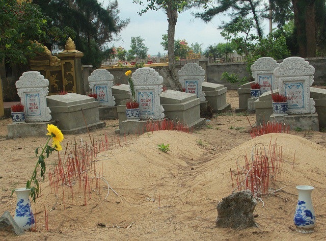 Người phụ nữ 21 năm đặt tên cho cá voi - 4 Mỗi ngôi mộ cá voi ở Cảnh Dương đều được khắc một cái tên riêng biệt, những cái tên này do chính bà Mai đặt.