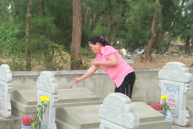 Người phụ nữ 21 năm đặt tên cho cá voi - 3 Bà Mai tự nguyện trông giữ, hương khói ở khu mộ cá voi nhiều năm nay.