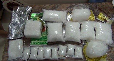Vỏ bọc "đại gia" của nữ trùm buôn ma túy đá - 3 Những gói ma túy đá này được cất giấu tinh vi dưới vỏ bọc là những gói trà, gói kẹo.