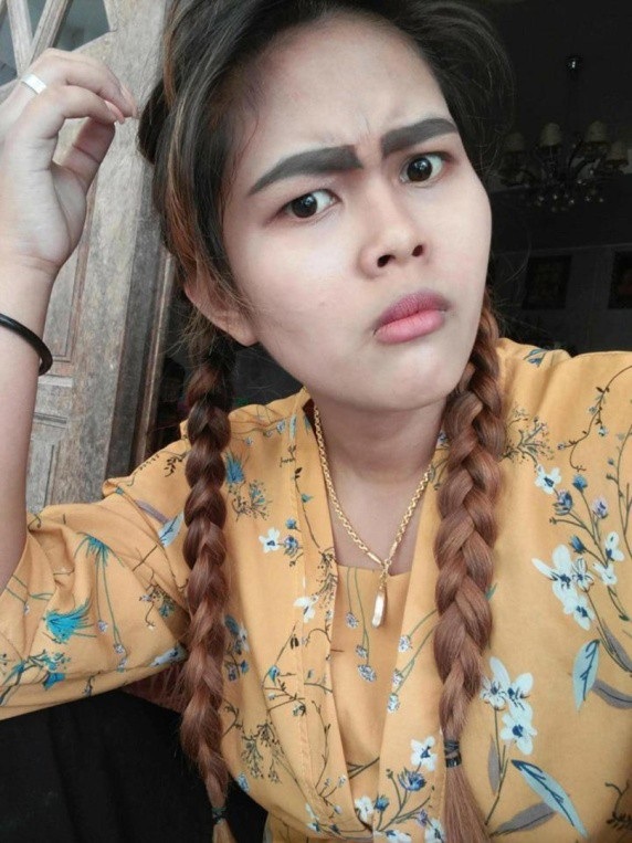 Nhan sắc gây cười của cô gái xăm lông mày hỏng - 4 Kanyarat từng cho rằng phải gắn bó với đôi lông mày sâu róm cả đời