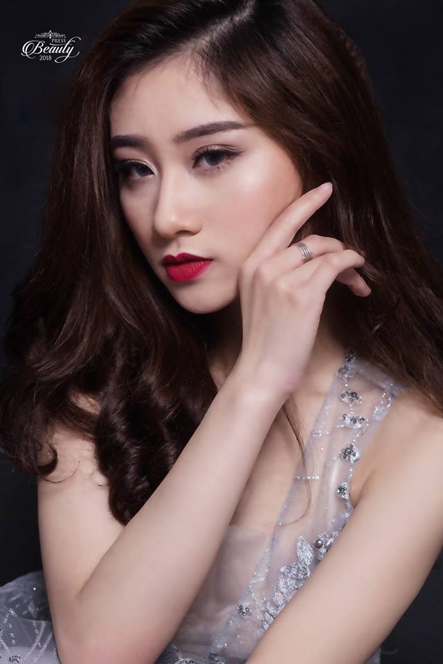 Top 10 nữ sinh cạnh tranh vương miện Hoa khôi trường Báo - 9 SBD 01: Nguyễn Thùy Dương. Lớp: Quan hệ chính trị & Truyền thông quốc tế K35A1. Ngày sinh: 21/10/1997. Chiều cao: 1m63, số đo ba vòng: 82-59-87 Ước mơ: Trở thành một người có ích cho gia đình và xã hội. Châm ngôn sống: Đừng thở dài hãy vươn vai mà sống. Bùn dưới chân nhưng nắng ở trên đầu